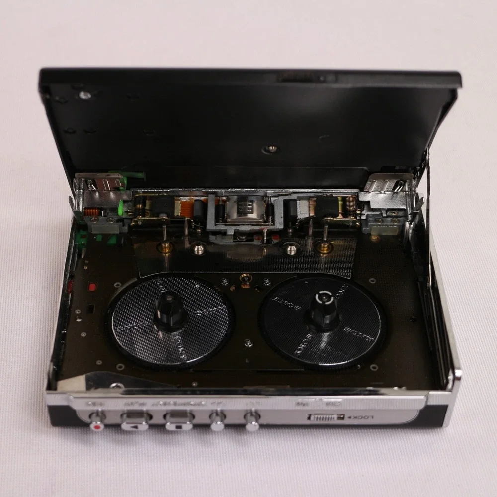 VTG Sony Walkman WM-F200II Cassette Player For Parts FM/AM Stereo Auto Reverse